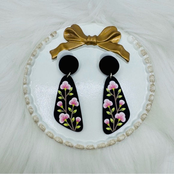 Chic Black Pink Floral Acrylic Dangle Earrings - Picture 2 of 3